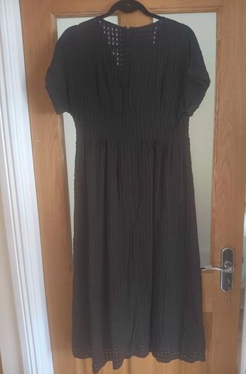 Black Short-Sleeved Midi Dress