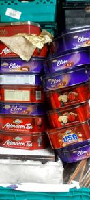 16 empty biscuit tins job lot ,starter collectors collection, buyer collects , sold as seen, see pictures, all empty,nice for shop ,pub, restaurant advertising display items etc.,3 euros each or jot lot ,their empty tins ,used.