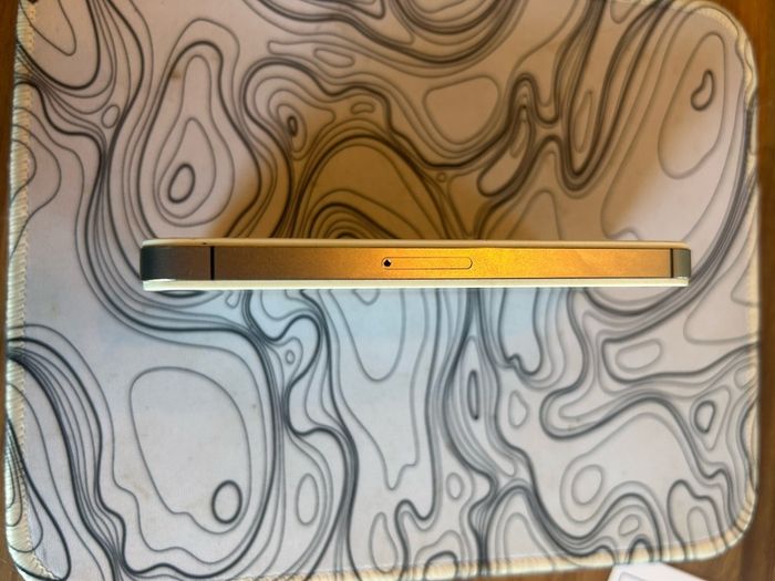 iPhone 4 - Collectors item, fully reset and functional just iCloud locked