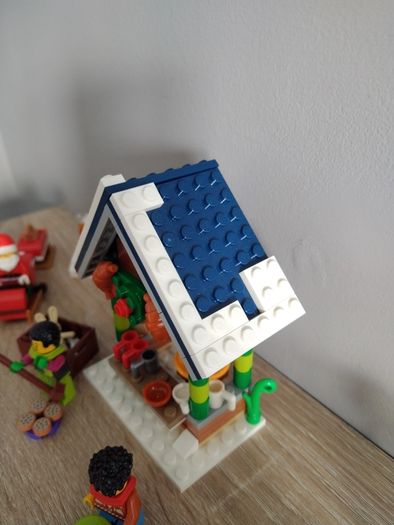 LEGO Winter Village Accessories and Mini Figures Bundle 1