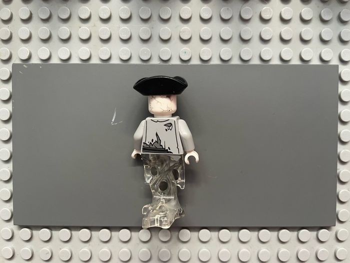 lego pirates of the Caribbean poc030 Officer Santos minifigure
