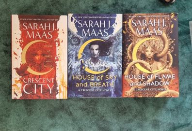 Sarah J Maas - Crescent City