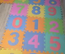 Giant interlocking mat with numbers