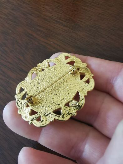 Cameo brooth