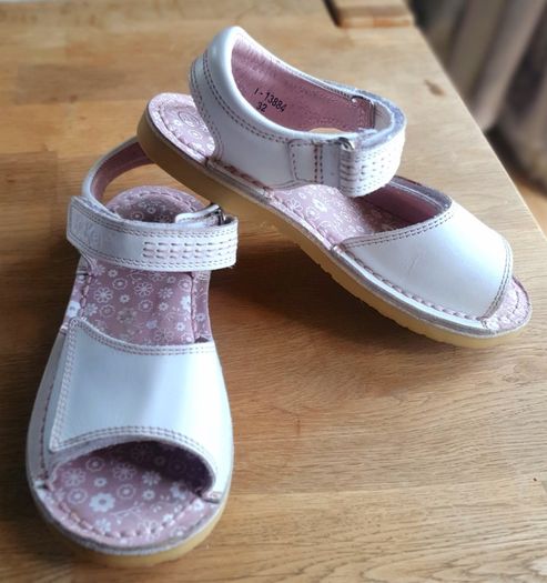 Great Girls White Kickers Sandals Size 13