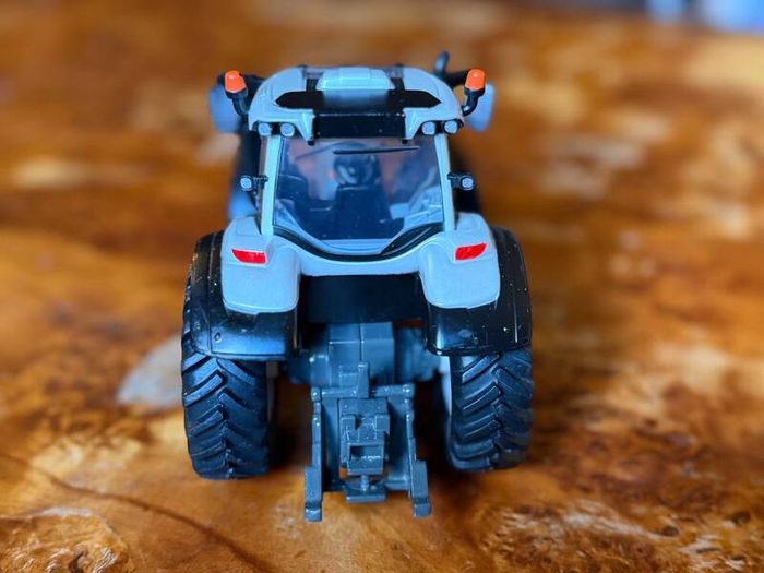 Britains 43215 Valtra T254 Versu Silver