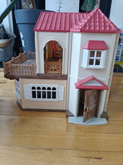 Sylvanian Families Red Roof Country Home  & cosy cottage