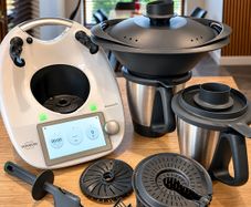 Vorwerk Thermomix TM6 with two mixing bowls and accessories