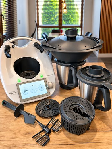 Vorwerk Thermomix TM6 with two mixing bowls and accessories