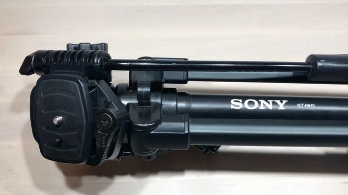 Sony VCT R640 Camera Tripod  As New Condition