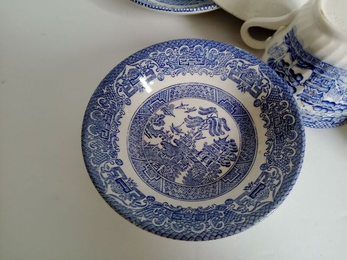 vintage willow cups, saucers and bowl, blue willow cups