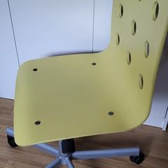 Desk chair with castors