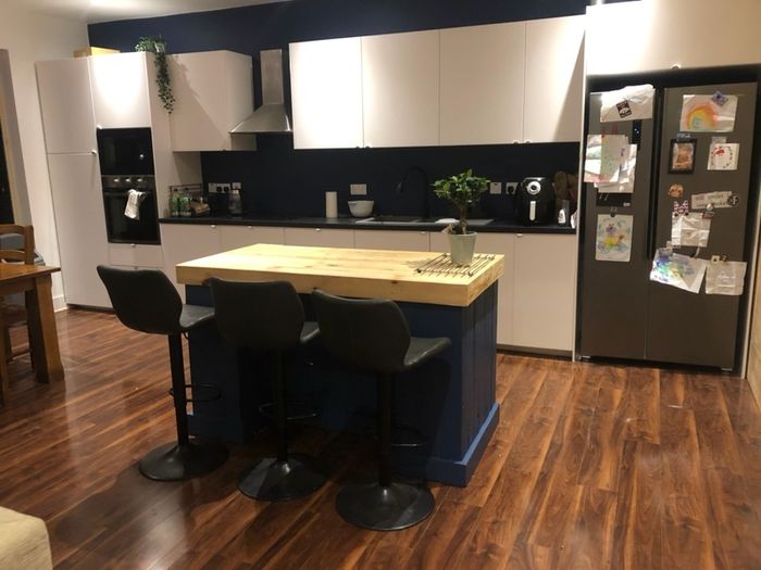 Rustic kitchen island with pillars