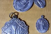 four religious medals (a), tub 3