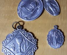 four religious medals (a), tub 3