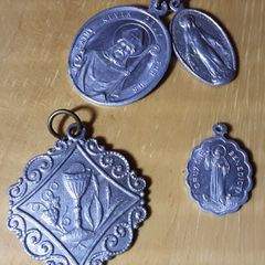 four religious medals (a), tub 3