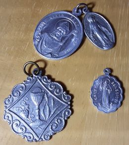 four religious medals (a), tub 3