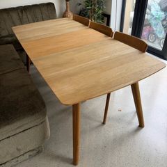 Caseys Furniture solid extendable dining table