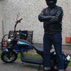 Fully Electric Chopper/Harley looks like a motorbike with matching side boxes