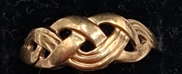 9 ct yellow gold ring