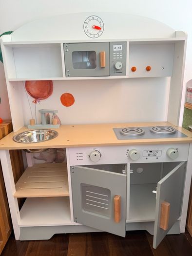Wooden kids kitchen plus accessories - mint condition