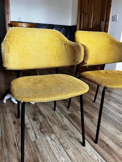 Table and Chairs x 6