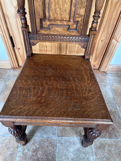 A charming pair of late Victorian carved oak Hall chairs richly modelled,  Cirka 1890's.