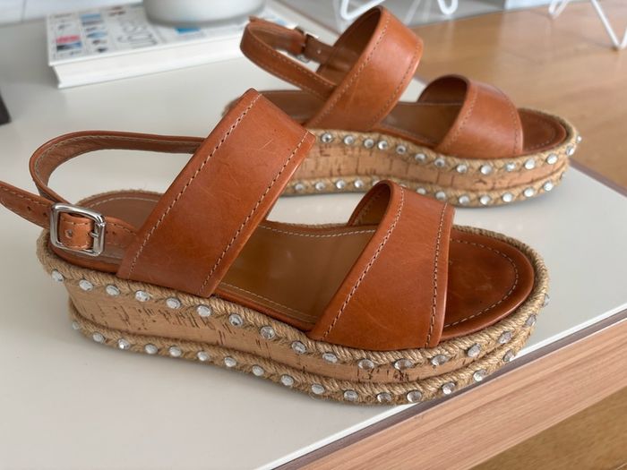 High-quality Italian leather tan sandals