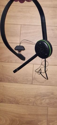 xbox 360 Accessory, headphone with mic and adapter to connect to joystick.