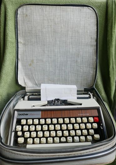 Brother Deluxe 1350 Vintage typewriter (in working order)