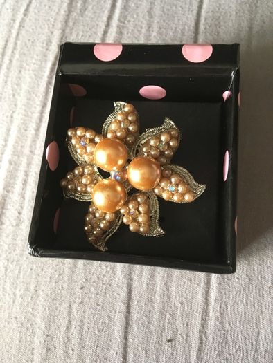 brooch peach colored pearl