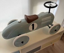 Magni Classic Racer Ride-On Car
