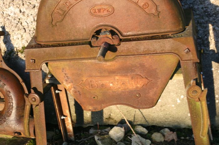 Antique Bentall Patent Unchokable  ROOT CUTTER Flower Pot