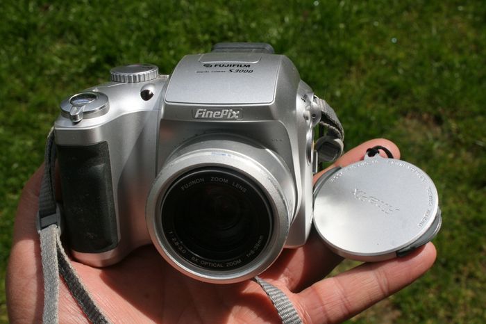 Fujifilm FinePix S3000 3.2MP 6x Zoom Mini SLR Style Digital Camera