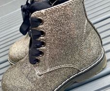 Kids size 5 boot