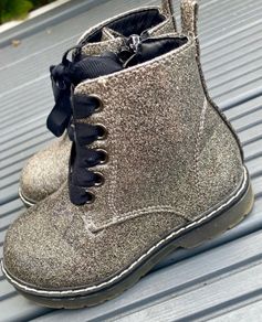 Kids size 5 boot