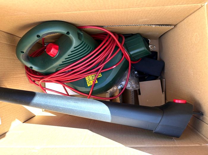 Bosch UniversalGardenTidy 3000 Garden Vacuum & Leaf Blower (3000W)