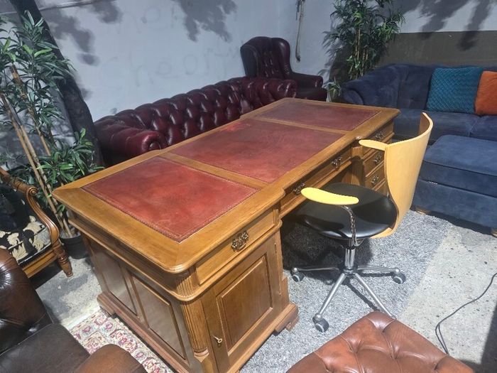 large partners desk+Calligaris chair