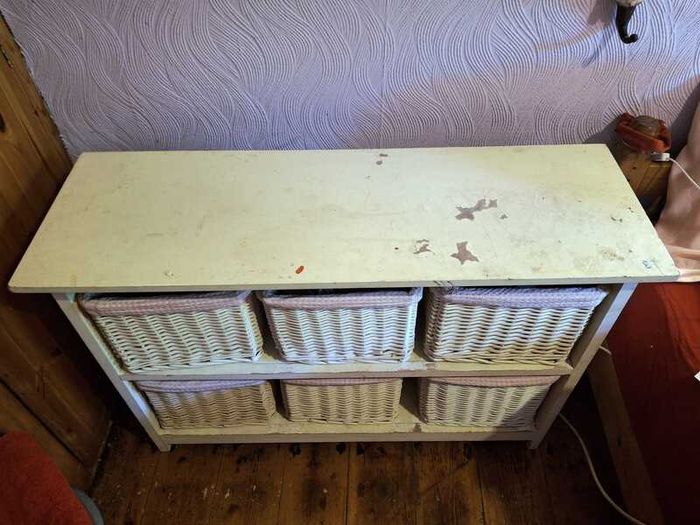 Storage unit with wicker baskets