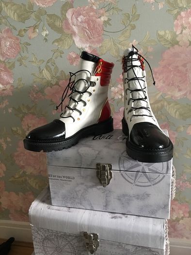 Casadei leather laced shoes. Made in Italy. New. Uk 7