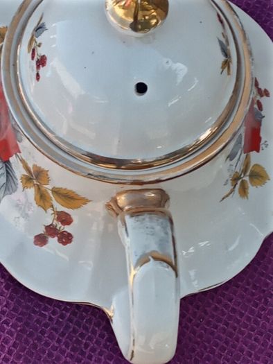 Beautiful Vintage Tea/Coffee Pot