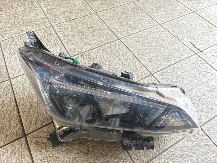 nissan leaf ll  headlight