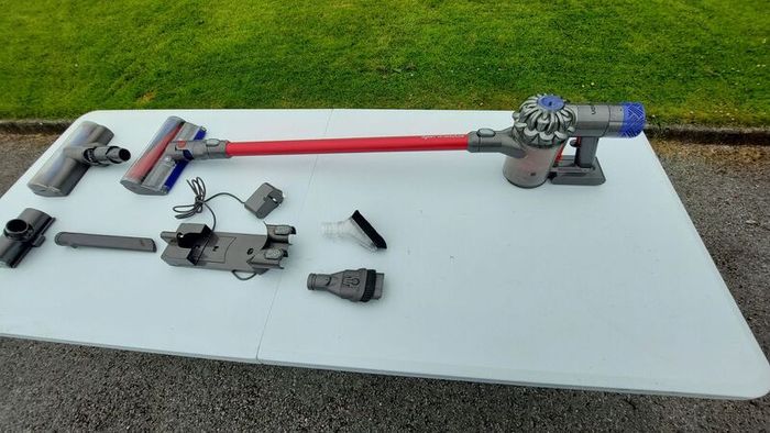 Dyson V6