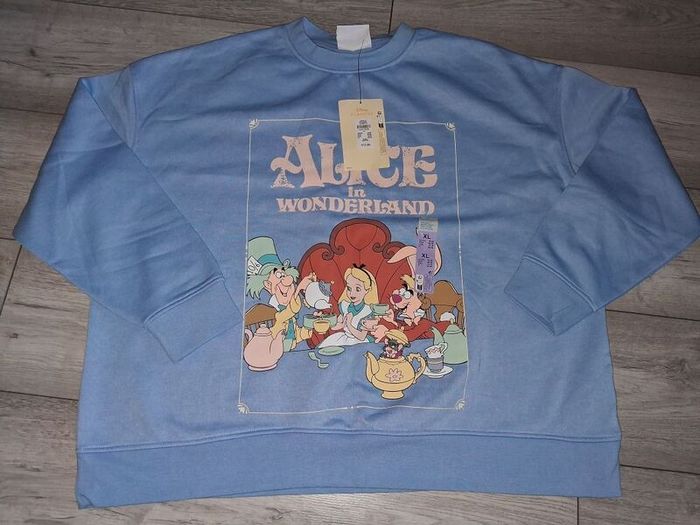 x2 Bundle - Brand New Disney Alice In Wonderland Jumper - RRP - 12.00 & Dunnes Stores Straight Fit T-Shirt - Size - XL