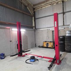 Brand new 2 post 4 ton car/van lift