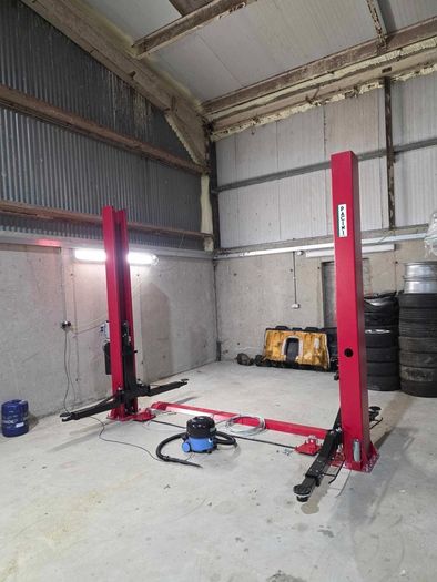 Brand new 2 post 4 ton car/van lift