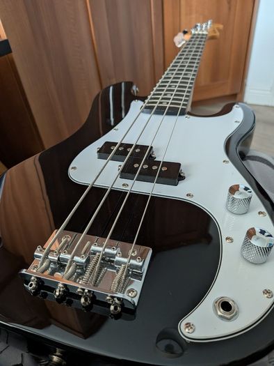 Harley Benton Short Scale Bass Guitar & Amp Bundle