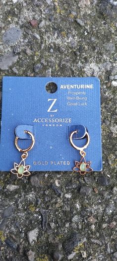 Vintage jewelry is sold individually for 5 to 10 euros