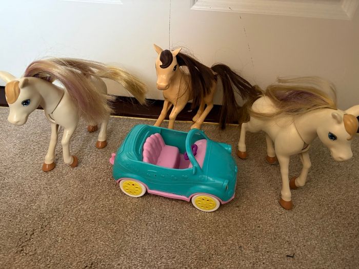 Barbie Bundle - sewing machine/horses