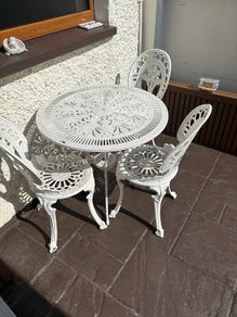 garden table & chairs